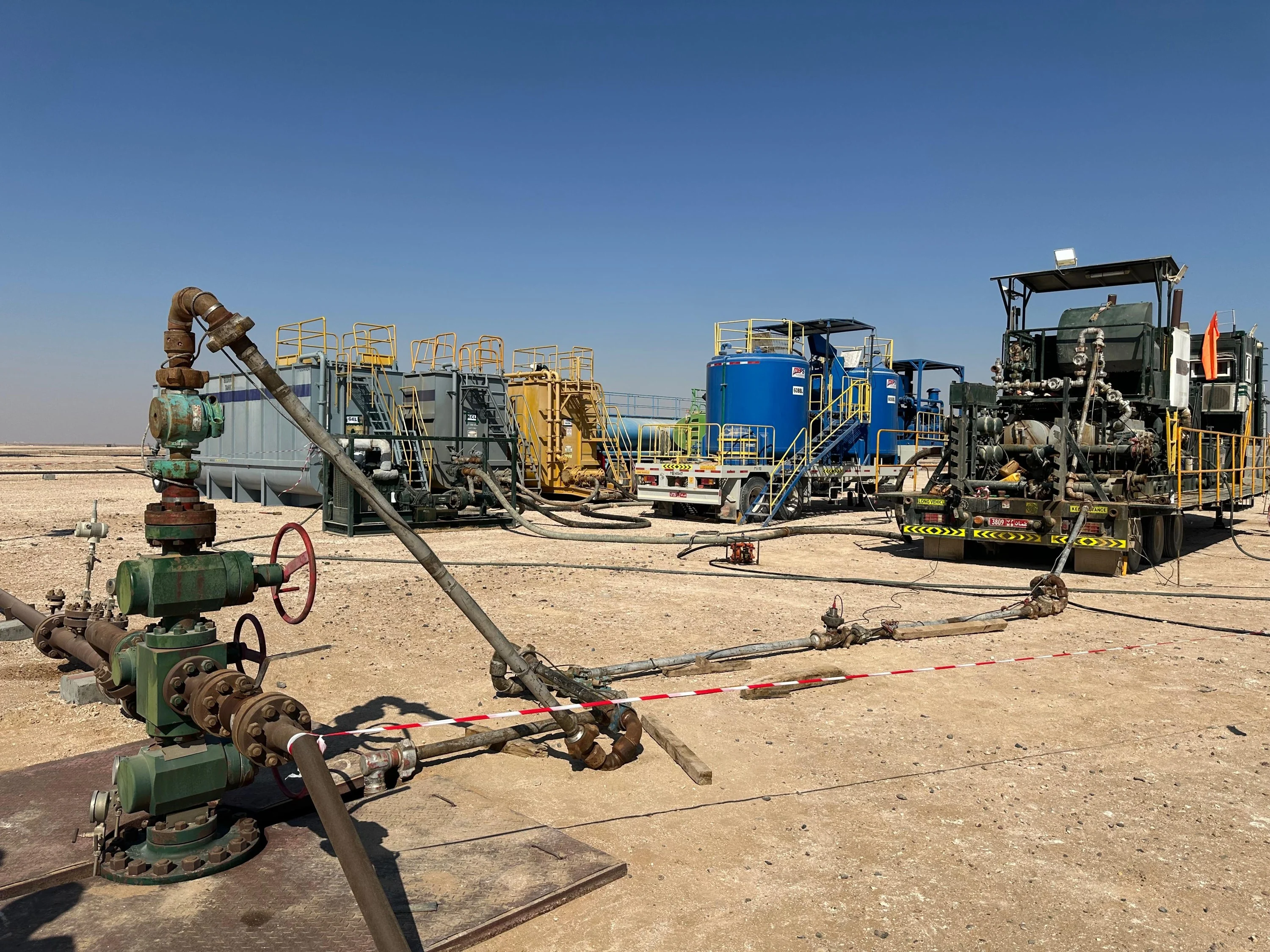 Wellhead and pumping equipment ready for a conformance treatment in an injection well